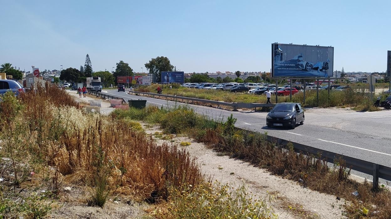 La carretera de acceso a Sanlúcar desde Chipiona, a la altura del Hospital Virgen del Camino