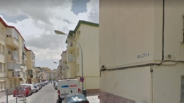 Herido leve tras entrar en una vivienda incendiada para rescatar a varias personas en Jerez