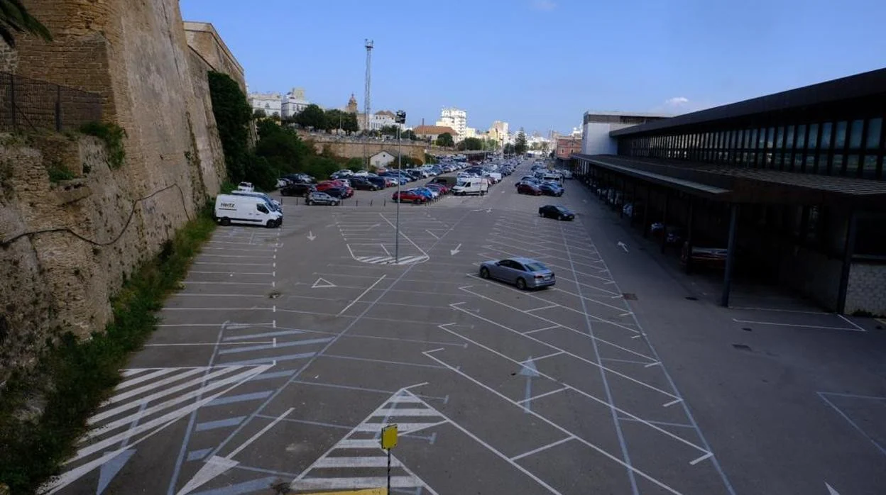 El aparcamiento situado junto a la estación de trenes, nueva ubicación de la carpa de Carnaval.