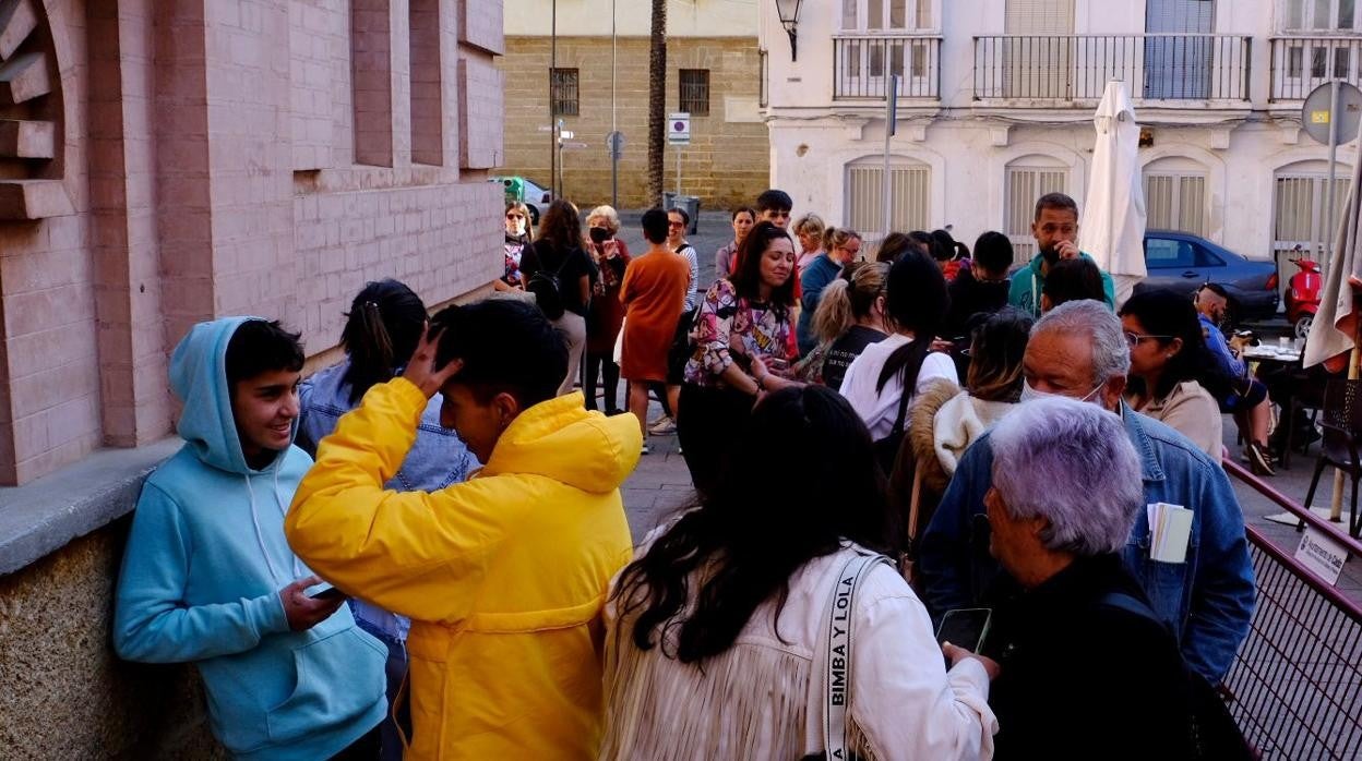 Colas en las taquillas este viernes para el Concurso de Carnaval en sus categorías Infantil y Juvenil.