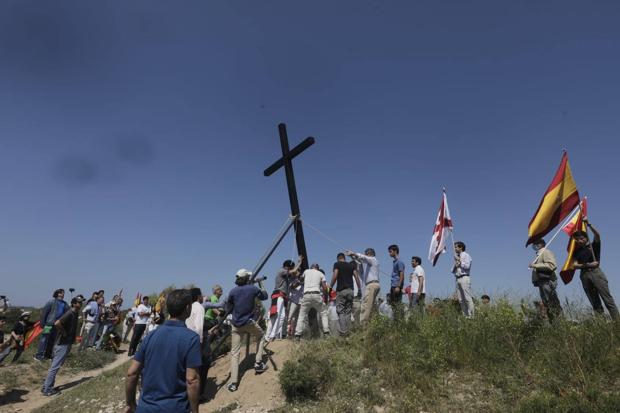 Miembros de 'España Cristiana' colocan una gran cruz en lo más alto de El Puerto