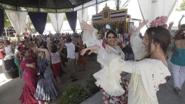 El calor y las ganas de disfrutar van a la grupa del lunes de Feria del Caballo en Jerez