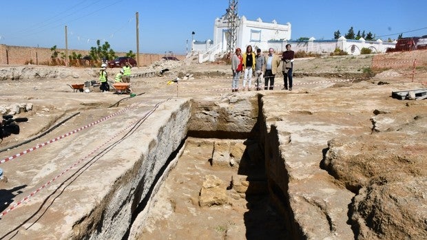 La alcaldesa de Osuna critica que la Junta de Andalucía haya cerrado «unilateralmente» la necrópolis fenicia recién hallada