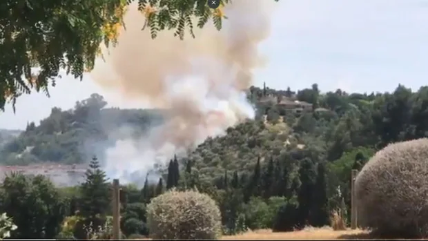 Los bomberos del Aljarafe avisan del primer incendio estival en la ladera de Simón Verde y piden desbrozarla