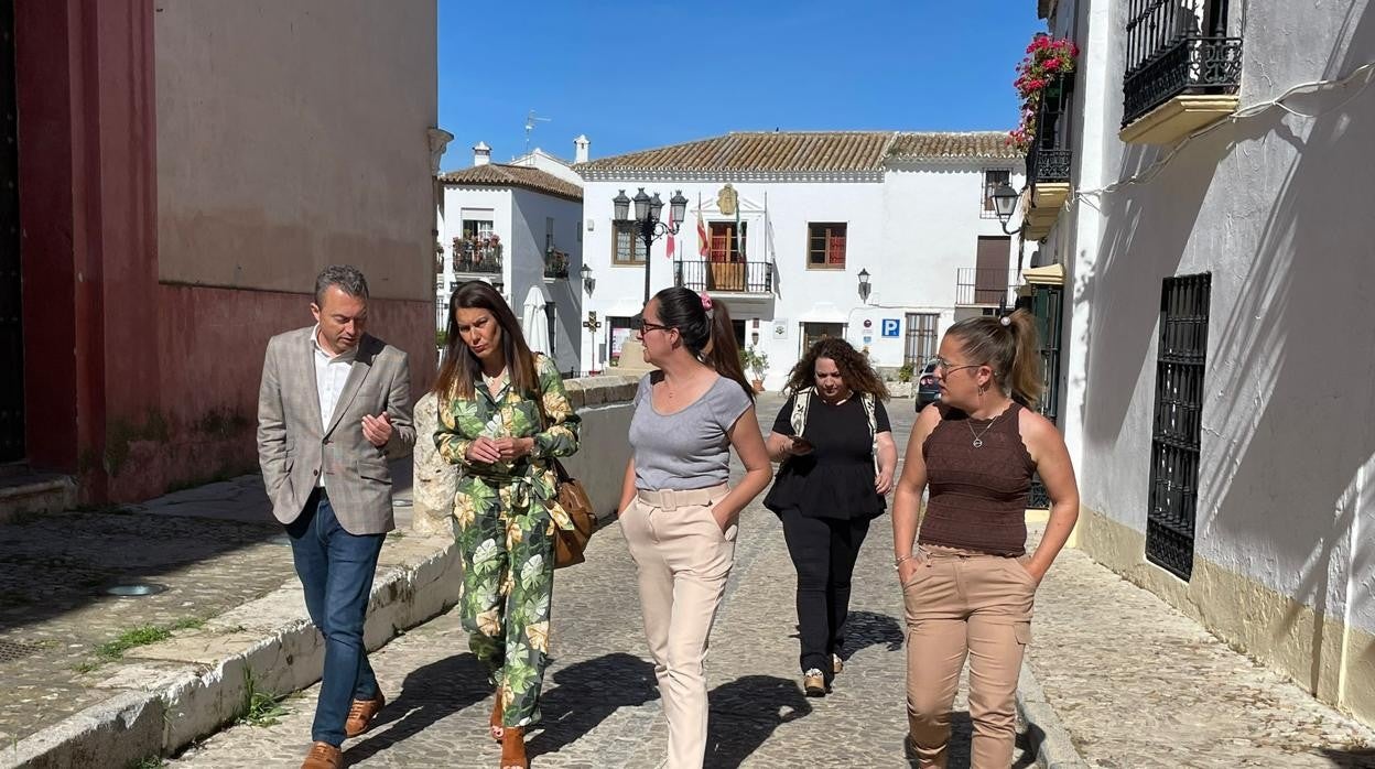 La delegada de Turismo en Cádiz, María Jesús Herencia, visita Zahara