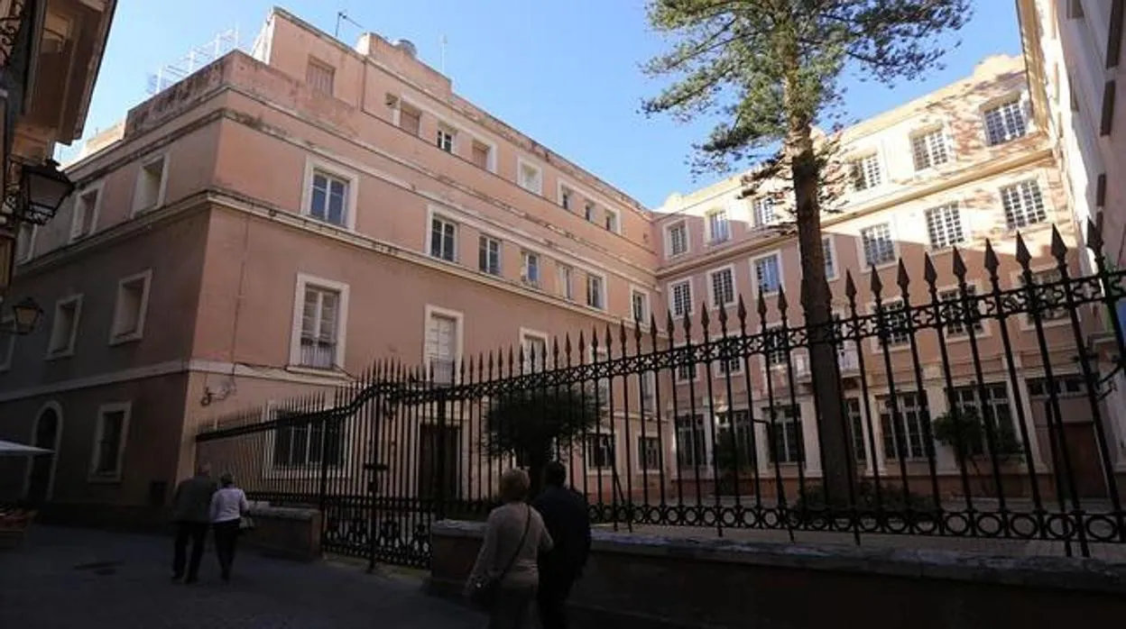 Ayuntamiento y Real Academia de Bellas Artes, preocupados por el estado de la Escuela de Artes de Cádiz
