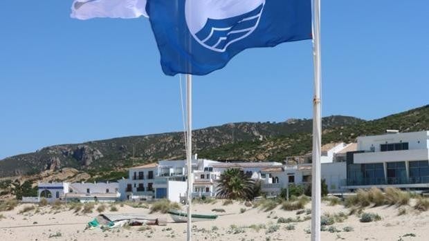 Barbate recibe la bandera azul para la playa de Zahara