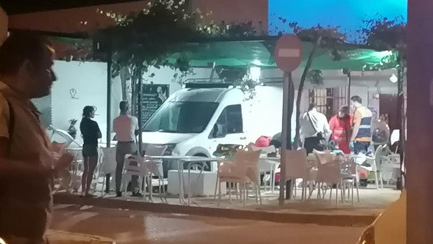 Una furgoneta arrolla a una mujer en la terraza un bar de Chipiona