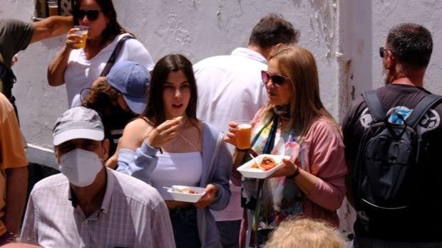 Gran ambiente en La Viña en la primera fiesta gastronómica del Carnaval de Cádiz 2022