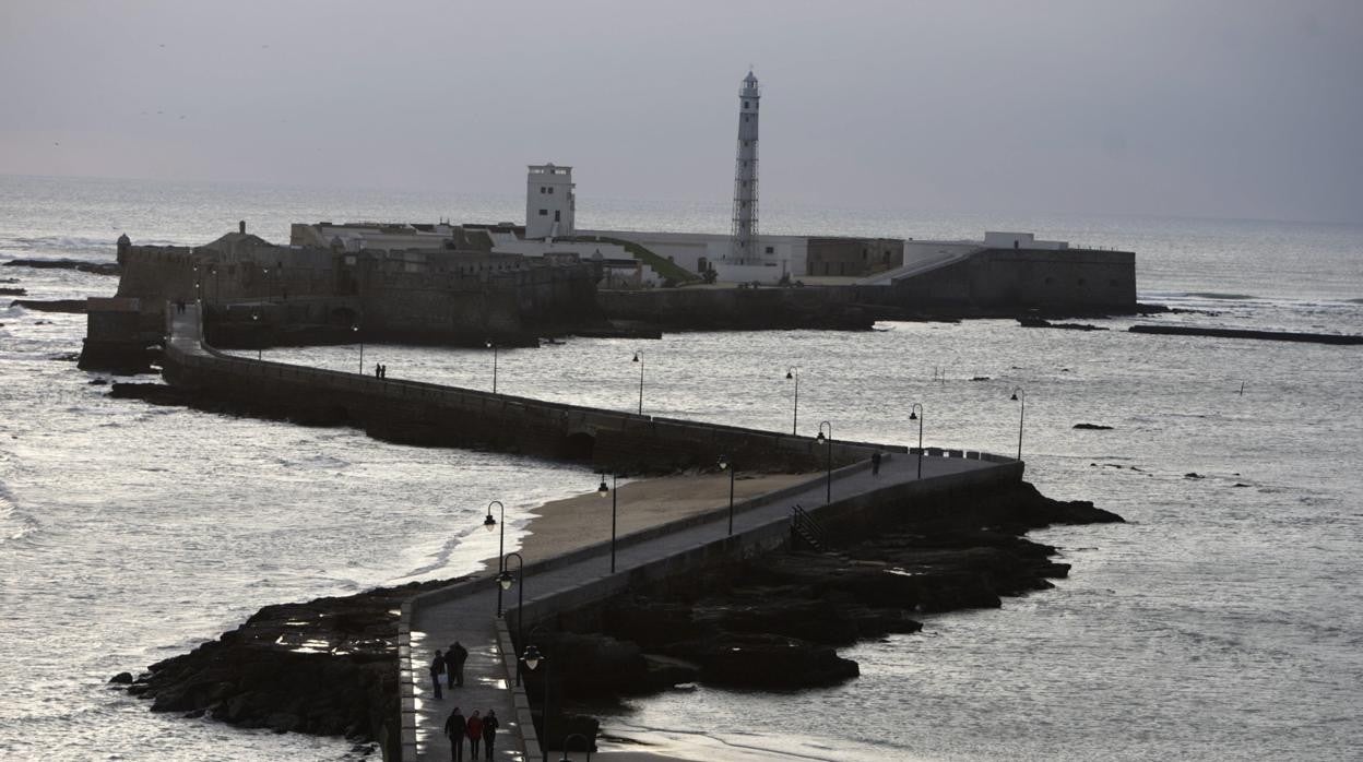 Panorámica del paseo Fernando Quiñones, con el castillo al fondo, en verano de 2019.