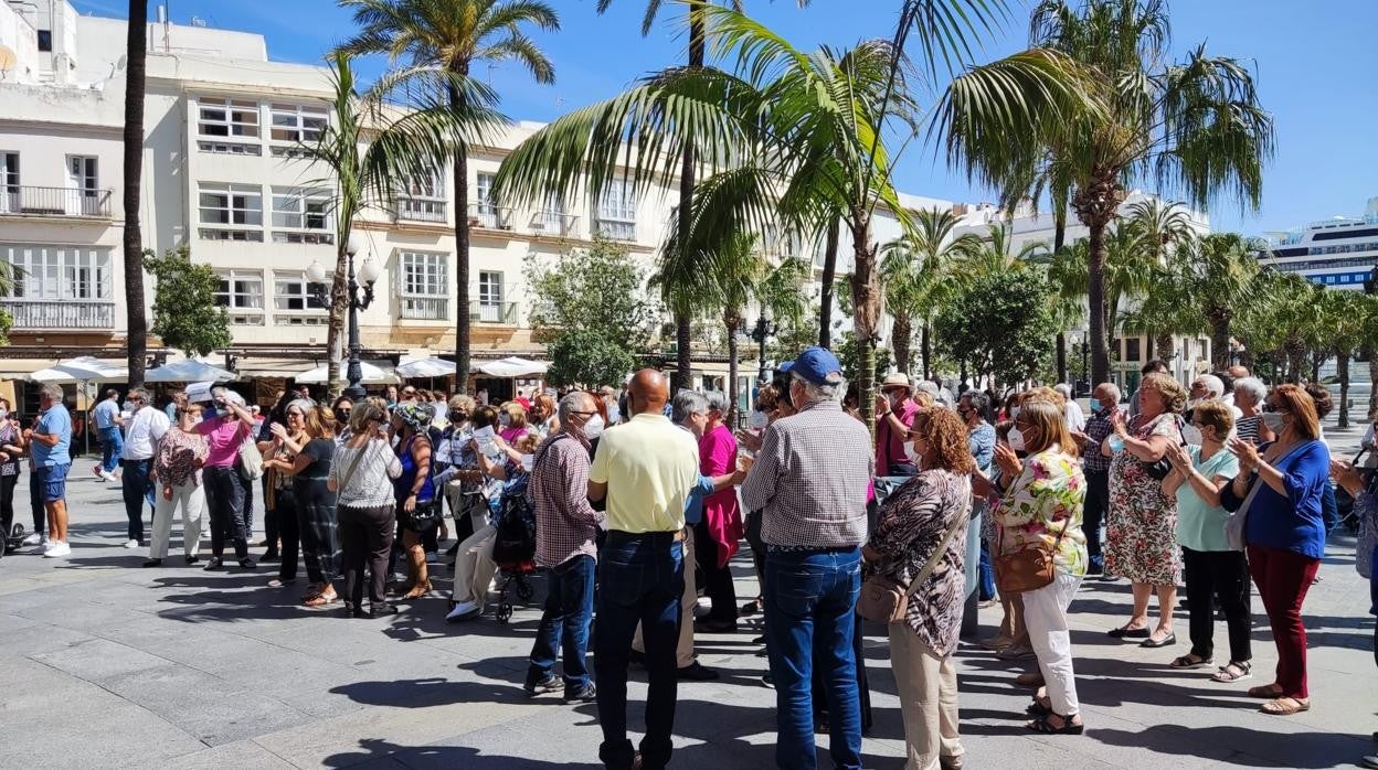 Monitores y alumnos de los cursos, a las puertas del Ayuntamiento protestando por esta situación.