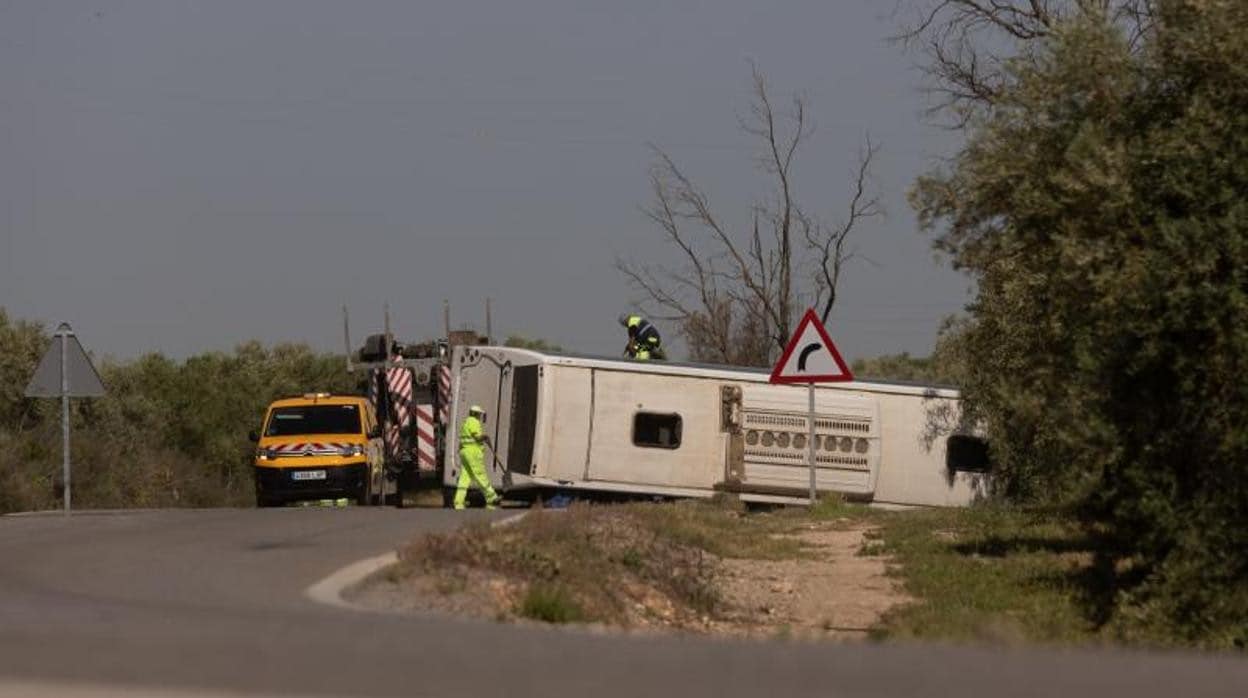 El autobús accidentado en Pedrera, intentando ser remolcado por los bomberos