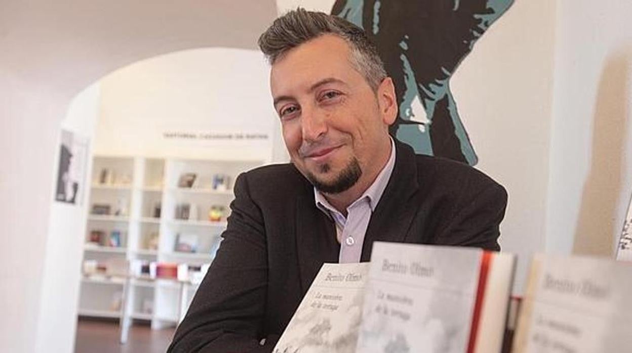 Benito Olmo, autor de la novela 'La maniobra de la tortuga', ahora llevada al cine por el jerezano Del Castillo.