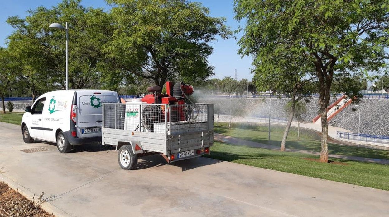 Una furgoneta fumiga una zona verde de Dos Hermanas