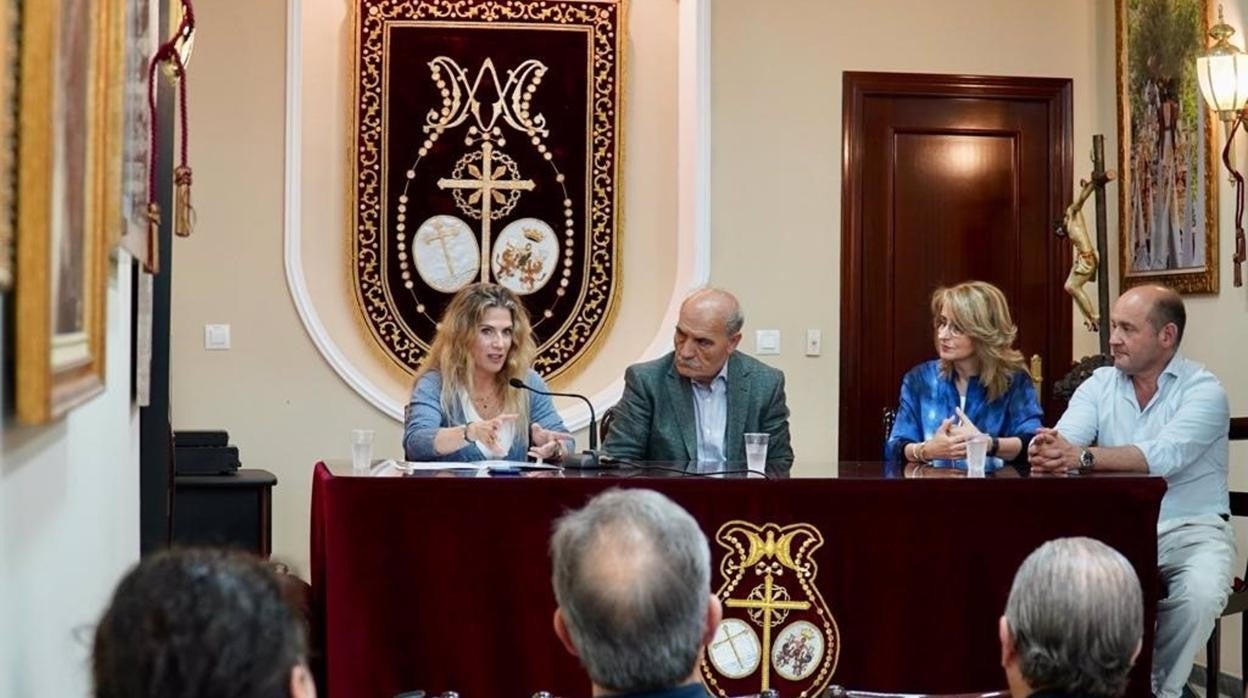 Ana Mestre, con representantes de las Hermandades y Cofradías.