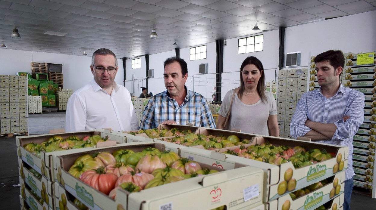 El alcalde de Los Palacios (izda.) visita las instalaciones de la Cooperativa Las Nieves