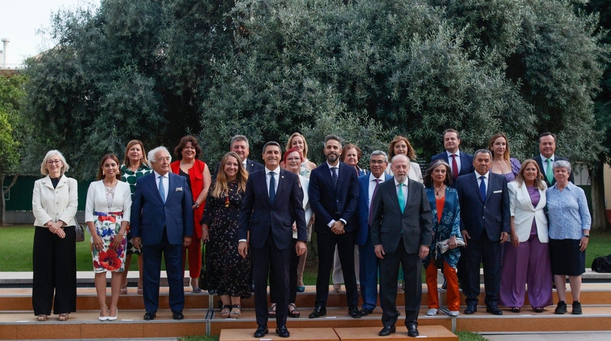 Foto de familia con todos los galardonados con los premios del Día de la Provincia 2022