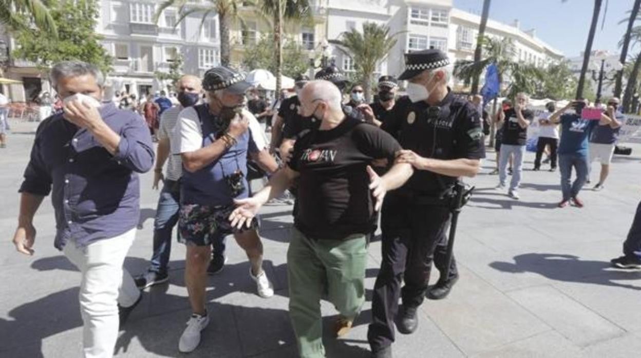 Enfrentamiento entre miembros del Gobierno local y manifestantes de la Policía Local, hace un año.