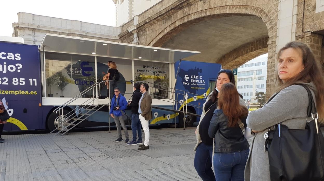 Cola ante un autobús que ofrecía 200 empleos en Cádiz, el pasado mes de abril.