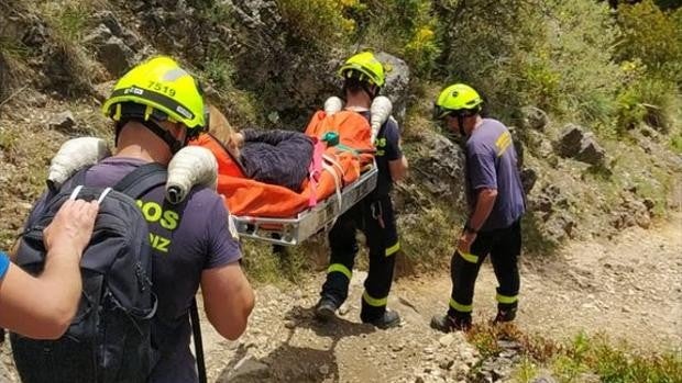 Rescatan a una mujer tras sufrir una caída en el sendero del Torreón en Ubrique