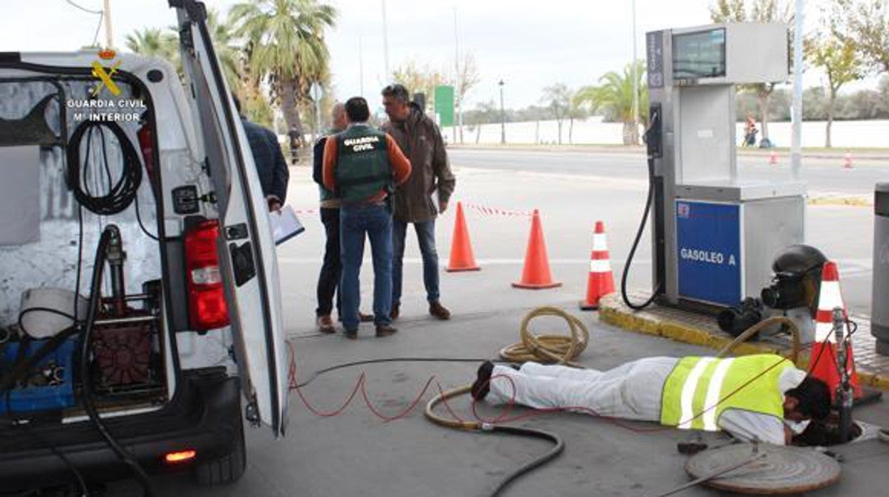 Inspección por parte de la Guardia Civil a la gasolinera de Coria del Río