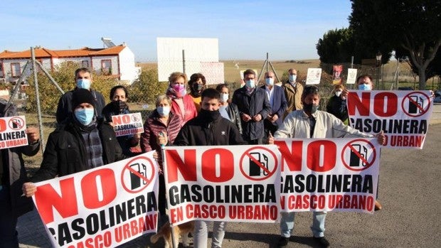 El pleno de Palomares del Río da el primer paso para tumbar la licencia de la polémica gasolinera 'low cost'