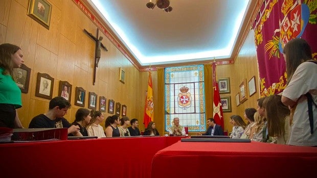 Visita de los alumnos del 'Salus Infirmorum' a los Caballeros Hospitalarios