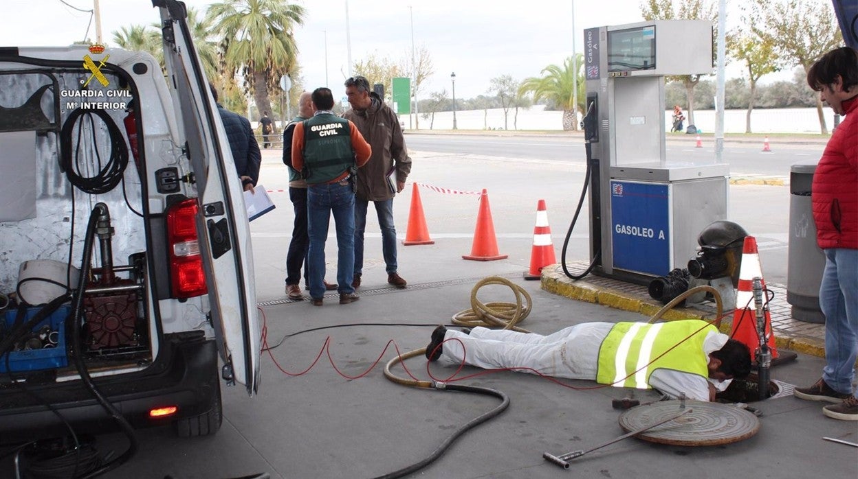 Agentes de la Guardia Civil realizan una inspección en la gasolinera investigada, en una imagen de archivo