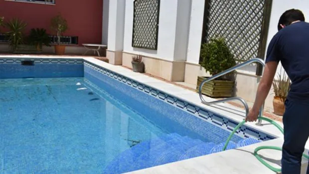Multas de hasta 3.000 euros por llenar las piscinas con agua del grifo sin permiso