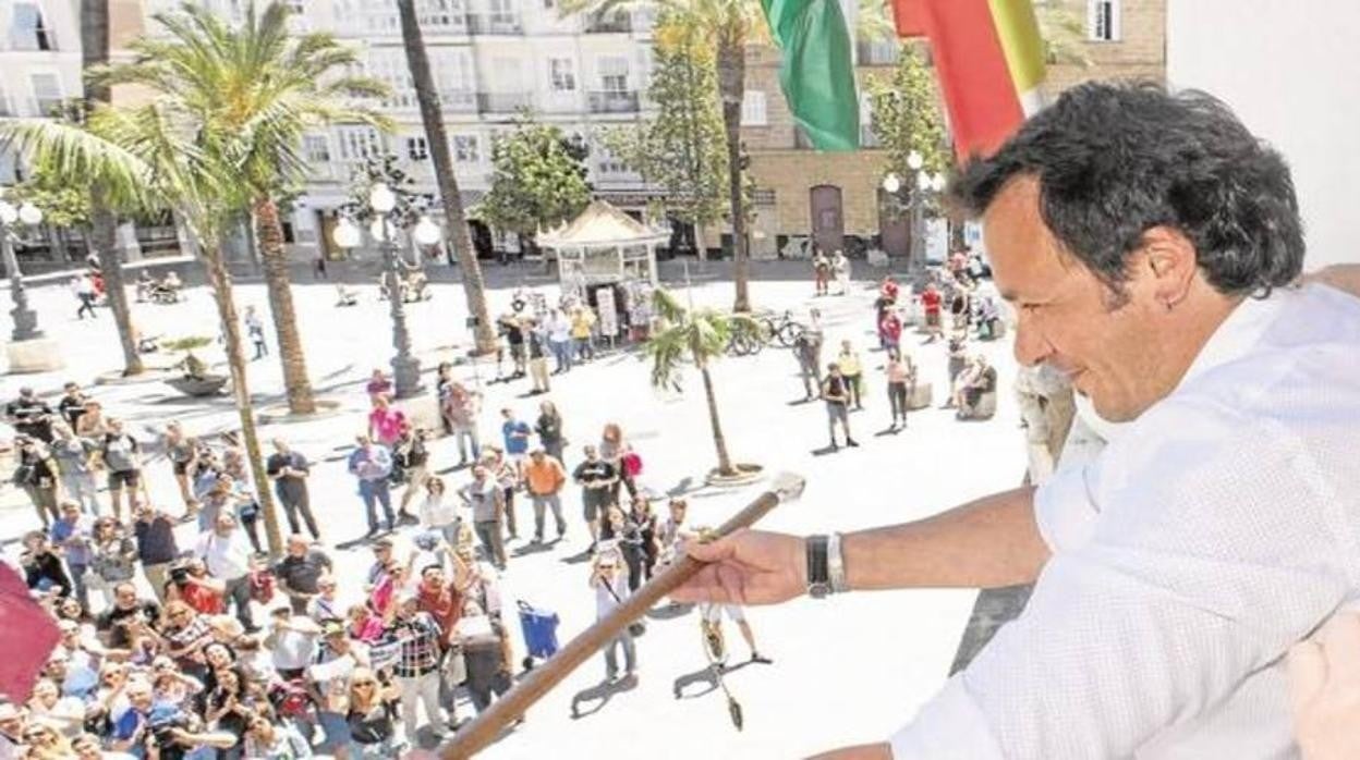 El alcalde ofrece el bastón de mando al pueblo de Cádiz.