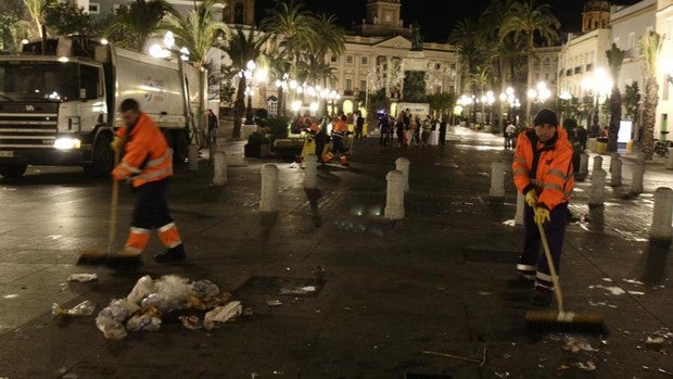 Refuerzo del servicio de limpieza en Cádiz con motivo del Carnaval 2022