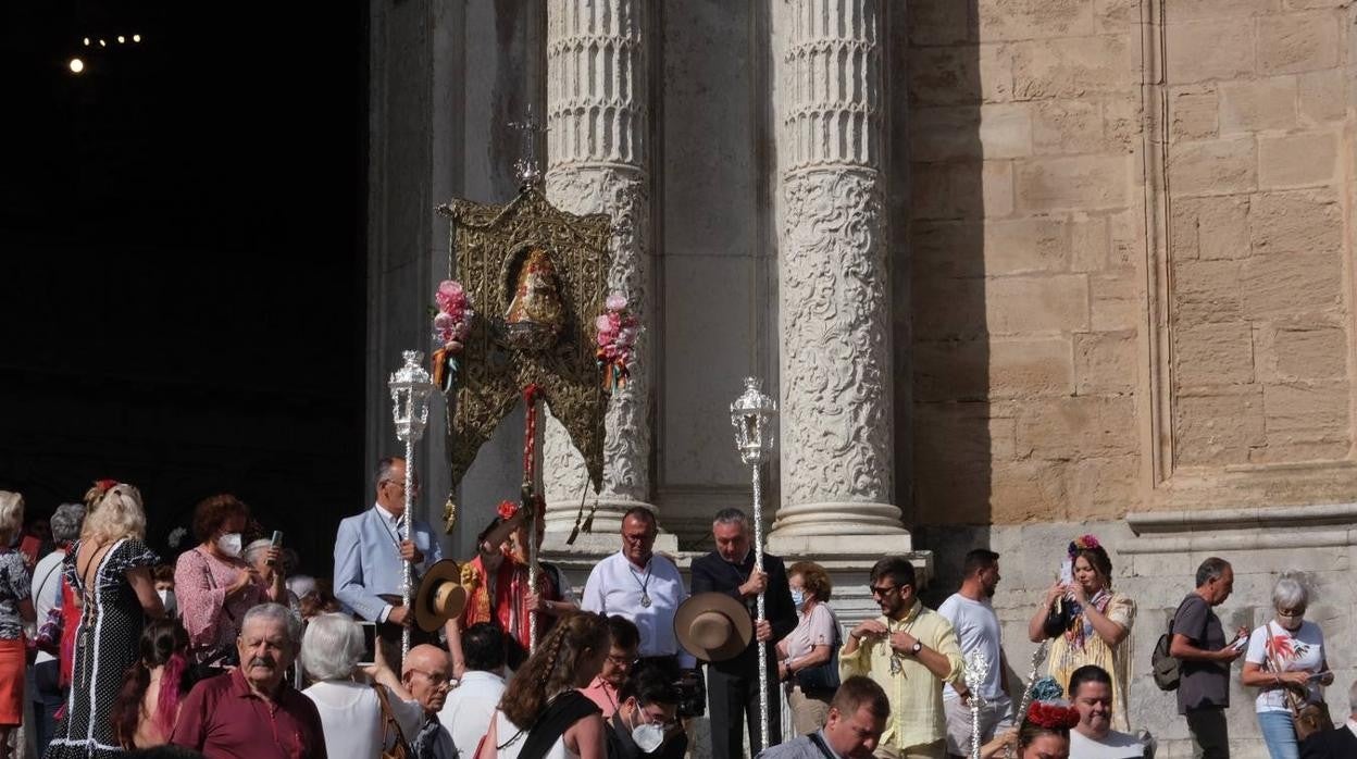 El Simpecado, a la salida de Catedral