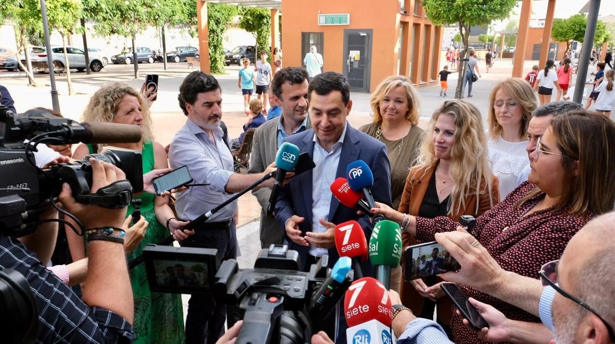 Juanma Moreno atiende a los medios de comunicación en San Fernando