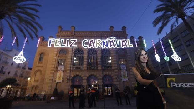 La iluminación llega al Carnaval con el sol recién acostado en Cádiz