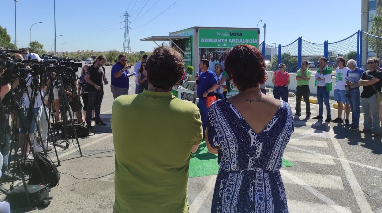 Teresa y Kichi atienden a las palabras de un trabajador de Airbus