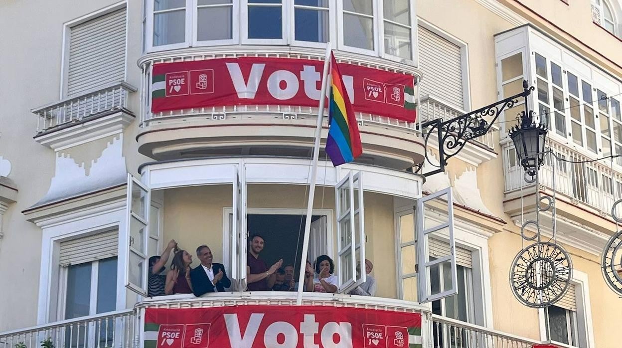 Momento en el que se iza la bandera multicolor en la sede provincial del PSOE