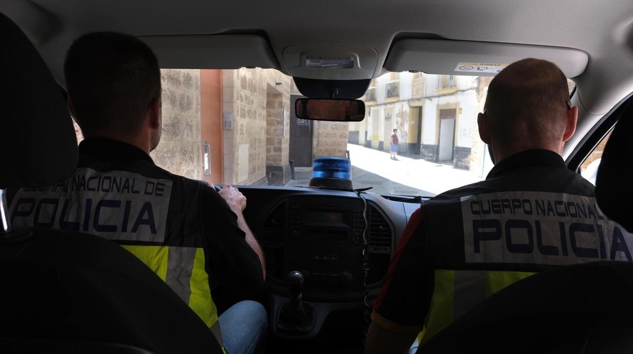 Dos agentes de Delincuencia Urbana de la Policía Nacional vigilan en el barrio de Santa María donde han detenido a uno de los ladrones más activos.