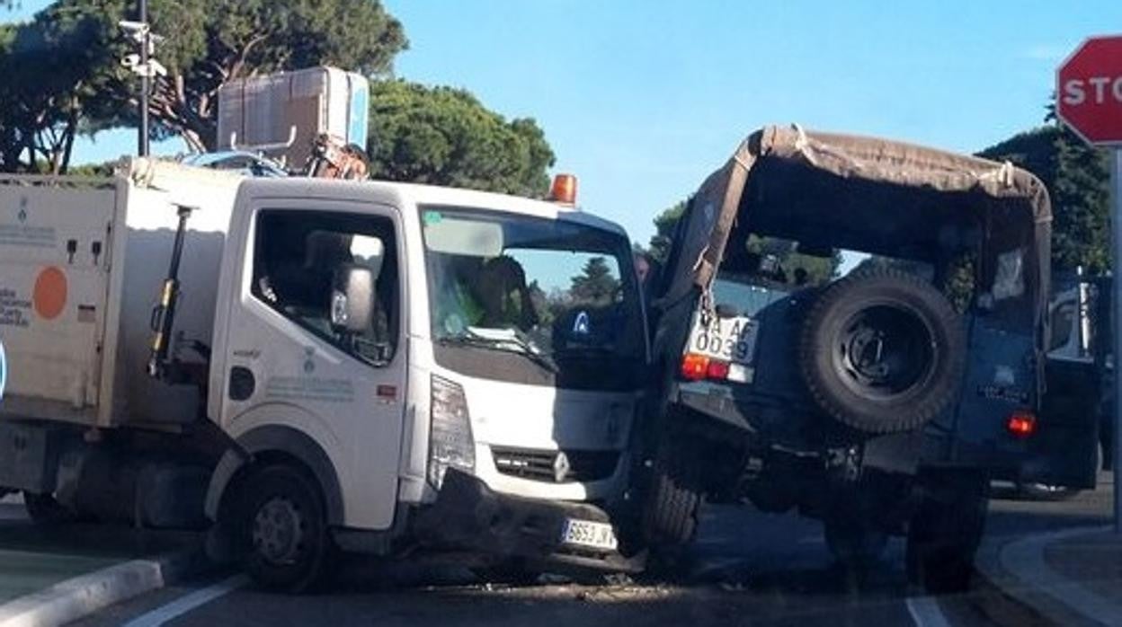 Colisión entre el camión de la basura y un todoterreno