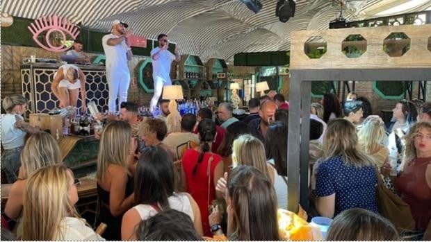 El levante hace acto de presencia en el Día del Vino en la feria de Chiclana