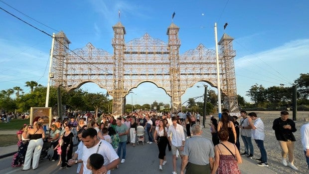 El levante no impide vivir un gran sábado de feria en Chiclana