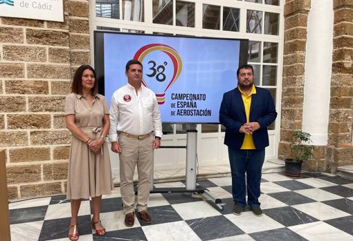 La delegada territorial de Turismo de la Junta en Cádiz, María Jesús Herencia, el diputado de Desarrollo de la Ciudadanía, Jaime Armario, y el CEO de Globotur, Javier Benítez.