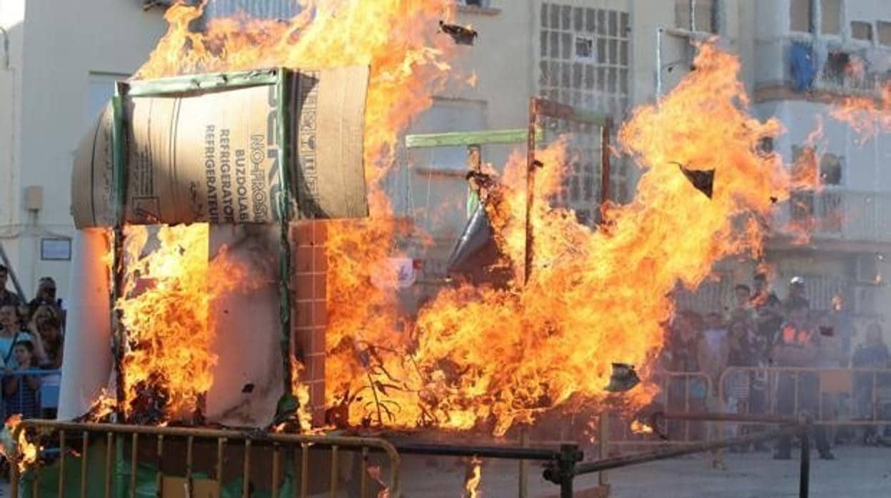 Uno de los Juanillos instalados en las calles de Cádiz, ardiendo.