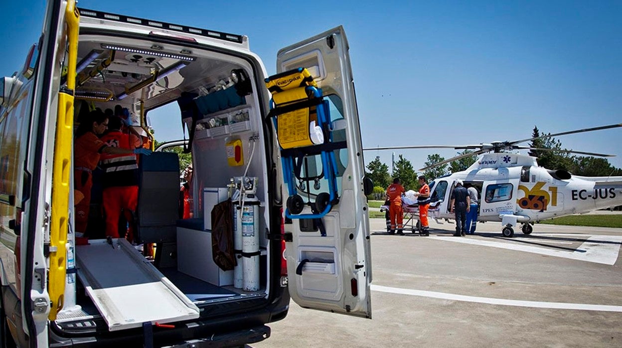 Ambulancia del Servicio Andaluz de Salud y helicóptero del 061