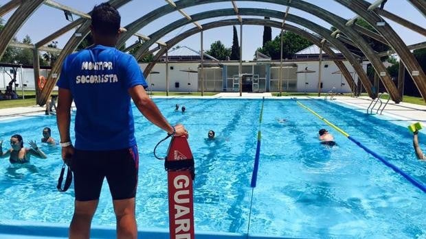 Salteras contrata los servicios de la piscina municipal a una empresa de la que es socio el hijo del alcalde