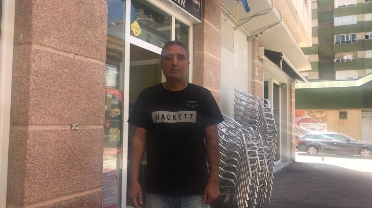 Irfan, o Fran, como le llaman en Cádiz, en la puerta de su establecimiento hostelero en la calle Fernández Ballesteros.