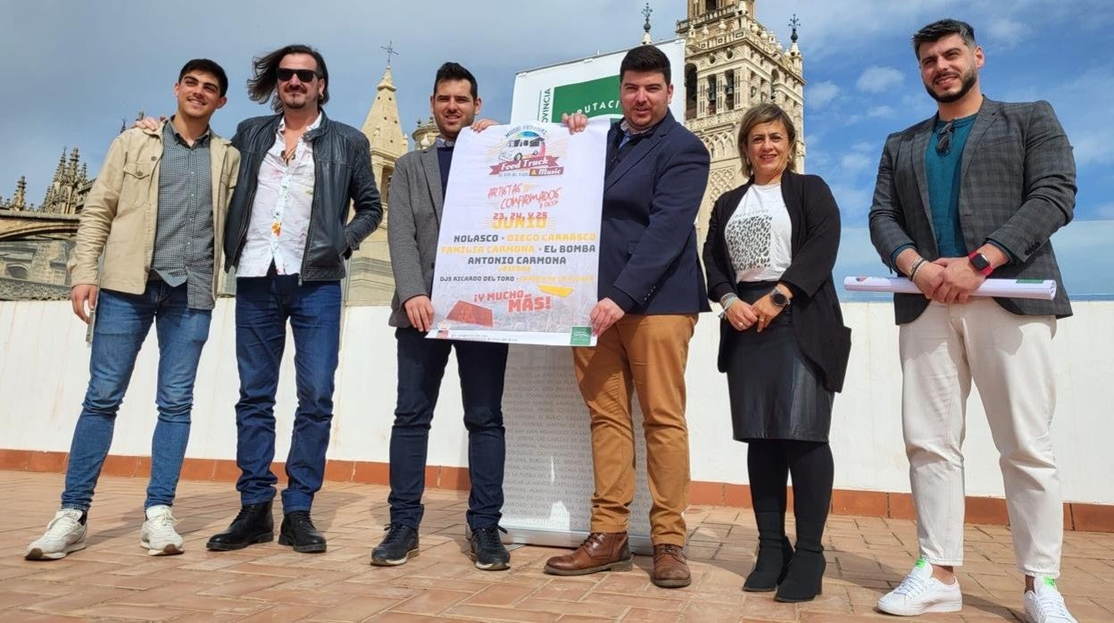 El diputado de Cultura y Ciudadanía y el alcalde de El Viso del Alcor con varios de los participantes en el Festival durante su presentación