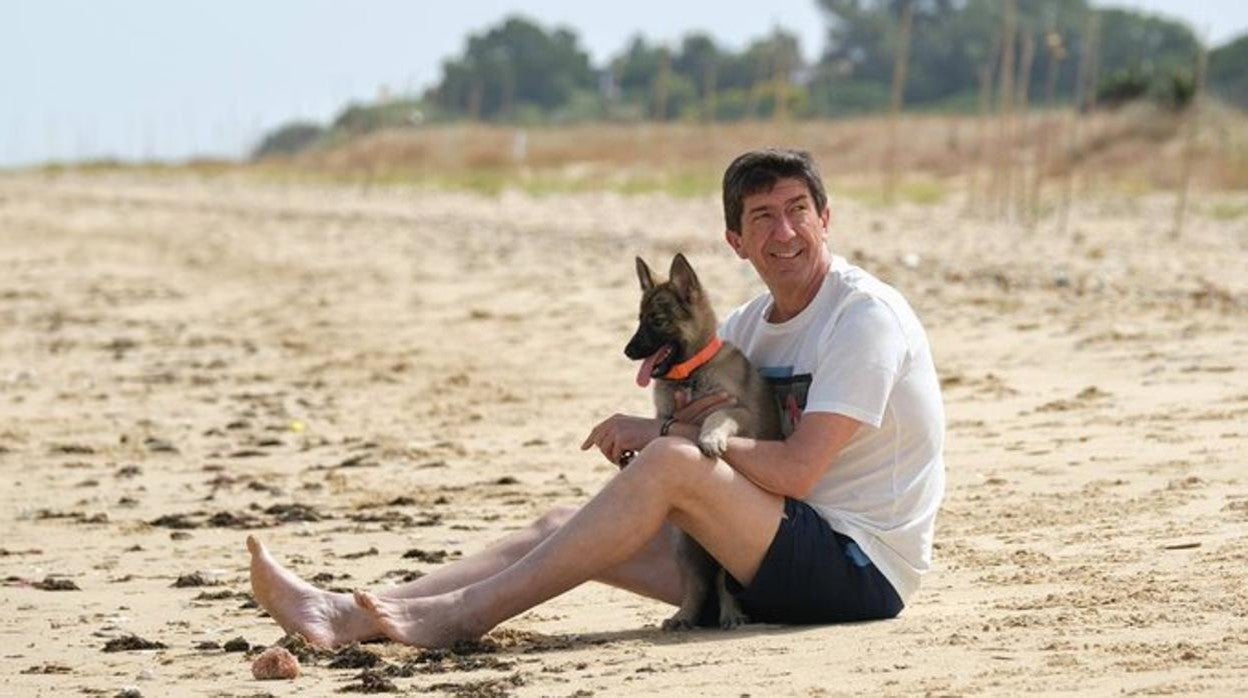 Juan Marín posaba ayer en las playas sanluqueñas junto a su perra 'Ira'.