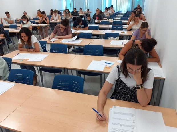 Casi 5.000 opositores gaditanos se examinan para lograr plaza de maestro