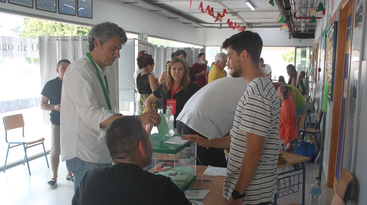 Fran Romero votando esta mañana en San Fernando.