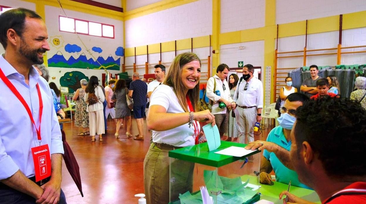 Irene García votando en Sanlúcar junto al alcalde de la localidad.